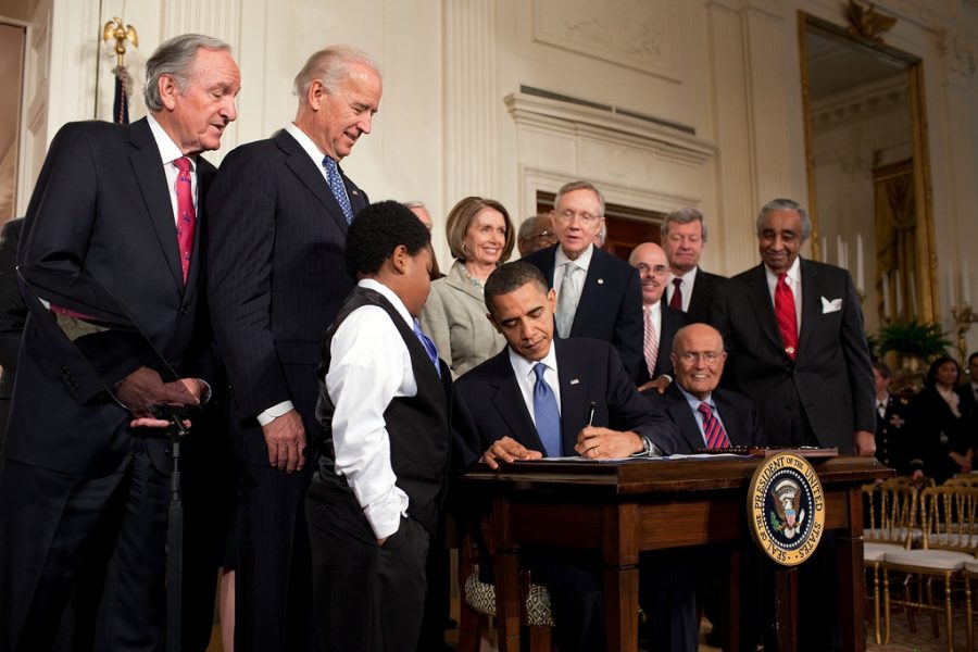 Obama+signing+the+Affordable+Care+Act+into+law.+%7C+Wikimedia+Commons