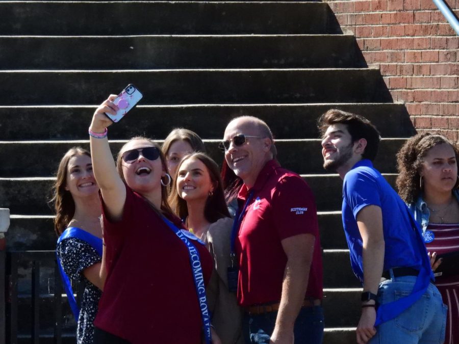 The 2022 homecoming court takes a selfie.