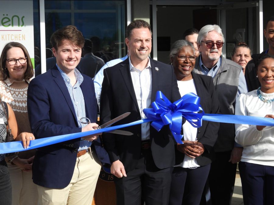 Dr.+vandenBerg+and+Norizsan+officially+cut+the+ribbon+to+honor+112+Musgrove+in+downtown+Clinton.